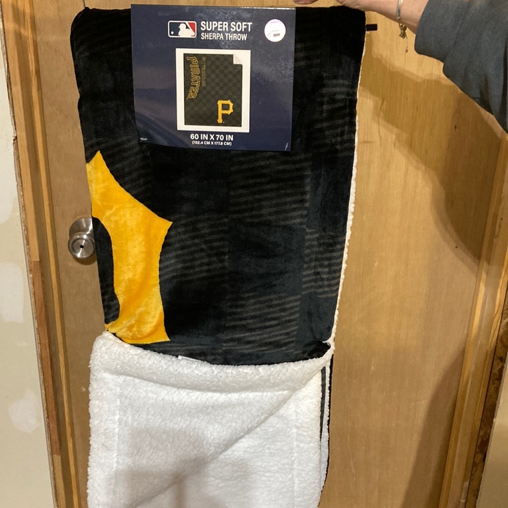 Pittsburgh Pirates Super Soft Sherpa Throw Blanket